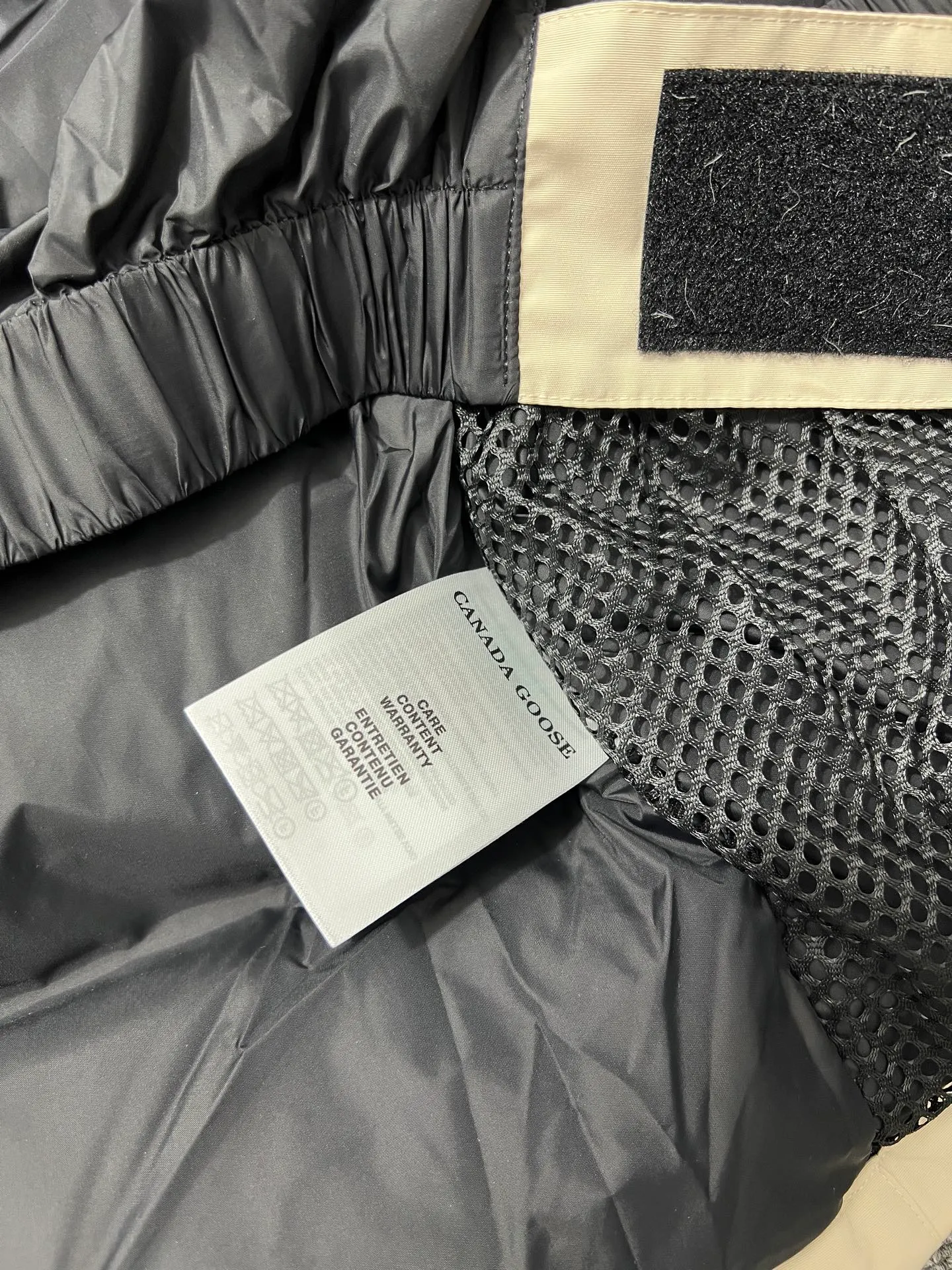 P780 🆕 Top original version, supports chip sensor with handbag 𝗖𝗮𝗻𝗮𝗱𝗮 𝗚𝗼𝘀𝗲 / 🇨🇦 Canada Goose 08 Down Jacket ⚠️ Partners who have been cooperating with us in the past few years know that no matter what is produced outside, our pure genuine trading company ships ❗️ After the test of time, we have received rave reviews. You can compare the market products with us. If you are not satisfied, you can return it at will. You are also welcome to come to ZG to see it and then come to my home to buy‼  1⃣️ The filling is 80% white duck down, with a weight of 500g. Regarding the down content, you can feel it with your hands. Good down has no embarrassment and can be called a walking duvet! 2⃣️ The fabric is made of Feather-Light 10D waterproof coating fabric, which is made of 84.5 polyester fiber and 15.5 cotton. The surface is treated with a special Teflon protective coating produced by DuPont to prevent wind and splash water, and makes the clothing anti-pollution and long-lasting new features! 3⃣️ One-piece seamless cuffs, 13cm official length, all seals are stamped, and all the inner liner is hemmed. The overcoat means sewing all the inner liner once. On the one hand, it is to prevent the velvet from running off, and on the other hand, it can keep the stiffness of the clothes! 4⃣️ Original Yoshida Kogyo Kabushikigaisha zipper, top-grade zinc alloy electroplated zipper with the highest specifications, using precise Japanese craftsmanship, raw materials and management methods. Each zipper can withstand 100,000+ openings and closings 5⃣️ The detachable fur collar is made of top-grade imported wolf fur, which is not comparable to the loose and soft raccoon fur and fake fur on the market. It is a natural Siberian coyote fur collar. The delicate and strong feel is the sense of life that comes from the erosion of wind and frost in nature. 6⃣️ Main logo double-thread 9-needle locking stranded embroidery, electronic digital automatic embroidery, maple leaves with sharp edges. Size: XS-XXL Color: black, off-white, graphite gray, sapphire blue Dark Blue Pink Azure Graphite Gray Black Label Shoulder Width Chest Sleeve Length Clothes Length Recommended Weight kg 67 87 80-90 2XL 58 136 69 89 90-105